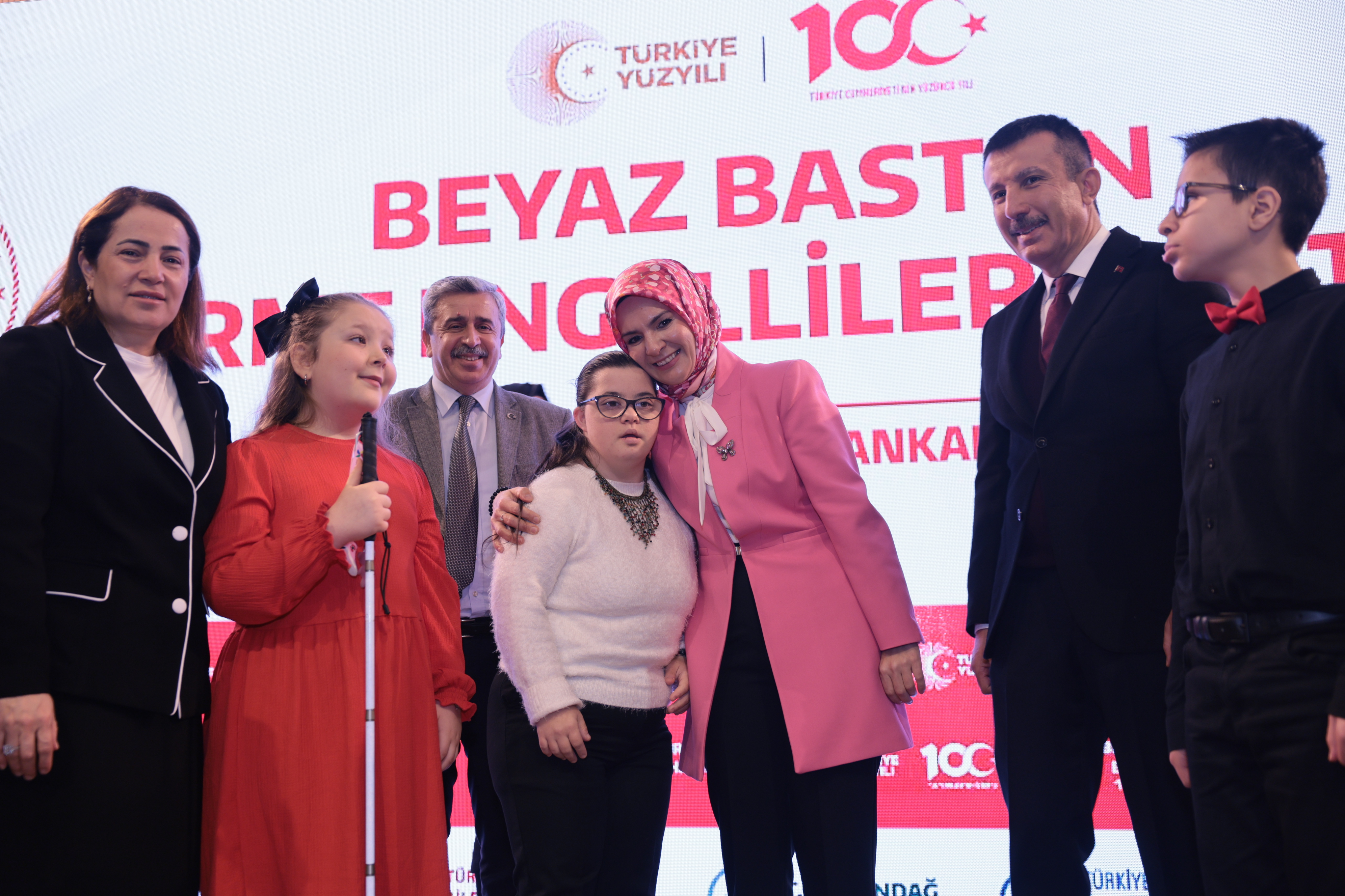 Aile ve Sosyal Hizmetler Bakanı, Görme Engellilerin Topluma Katılımını Destekliyor