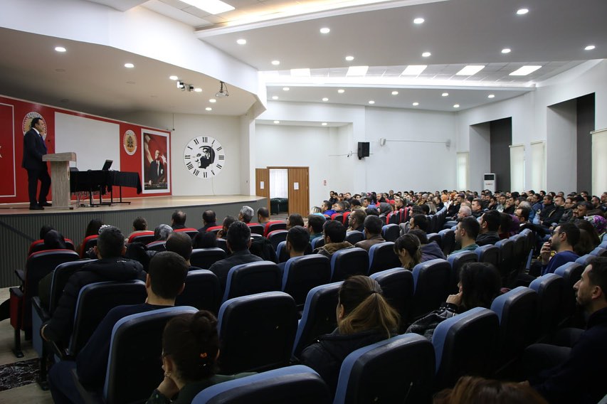 Kayseri'de düzenlenen Eğitim Yönetimi Semineri, eğitim liderlerini bir araya getirdi.