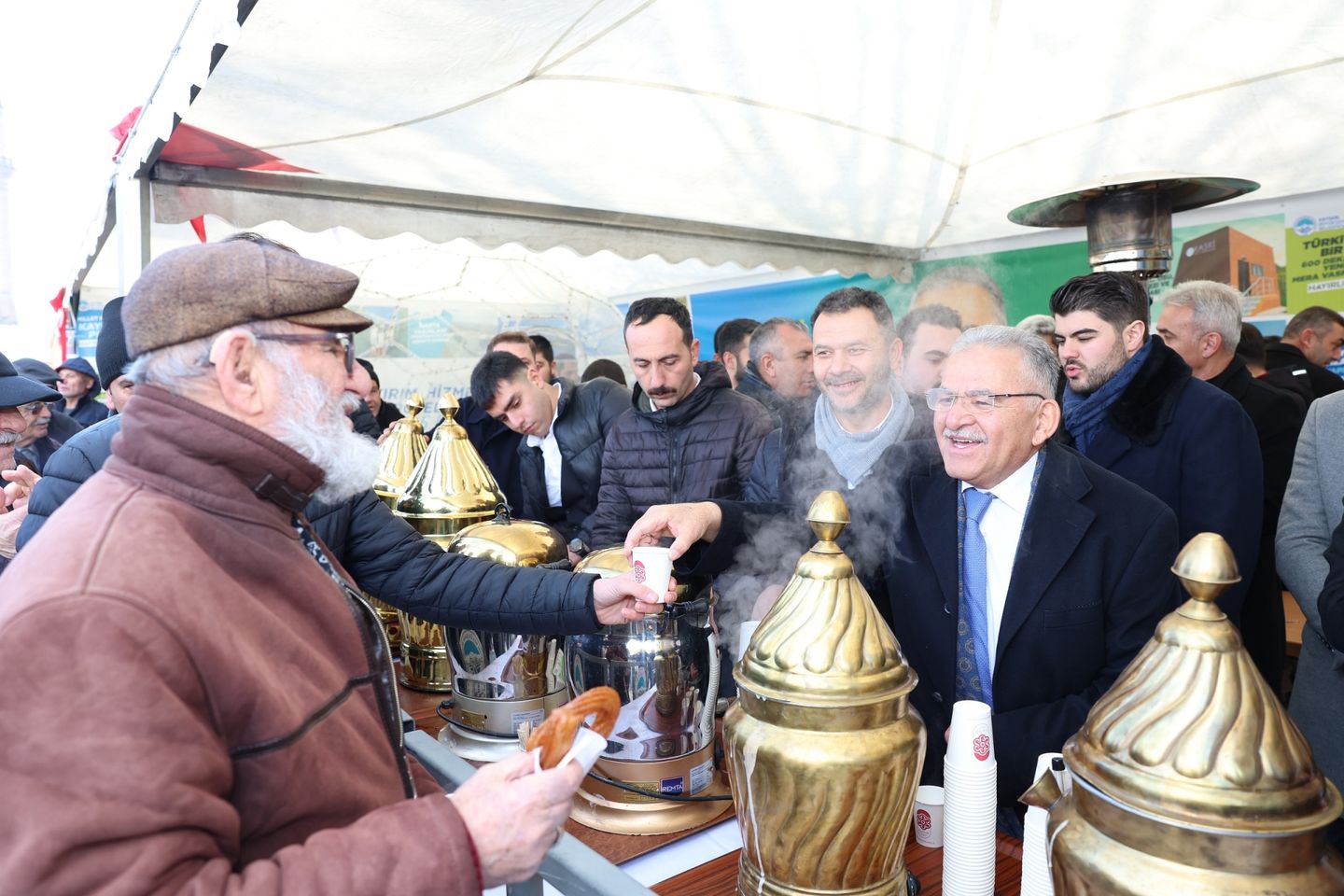 Kayseri Belediye Başkanı, hizmet çadırlarını ziyaret etti