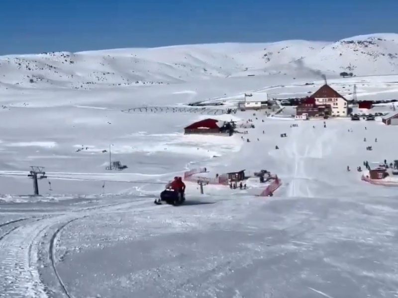 Bingöl Hesarek Kayak Merkezi'nde Kış Sezonunda Görev Yapan JAK Timi Kayakseverlere Yardım Ediyor