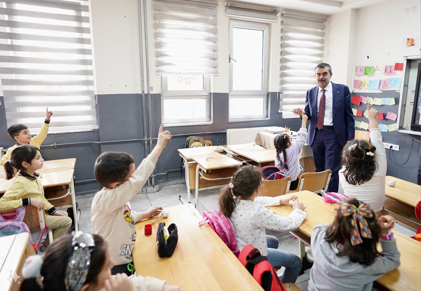 Milli Eğitim Bakanı, İzmir'deki Cumhuriyet İlkokulu'nu ziyaret etti