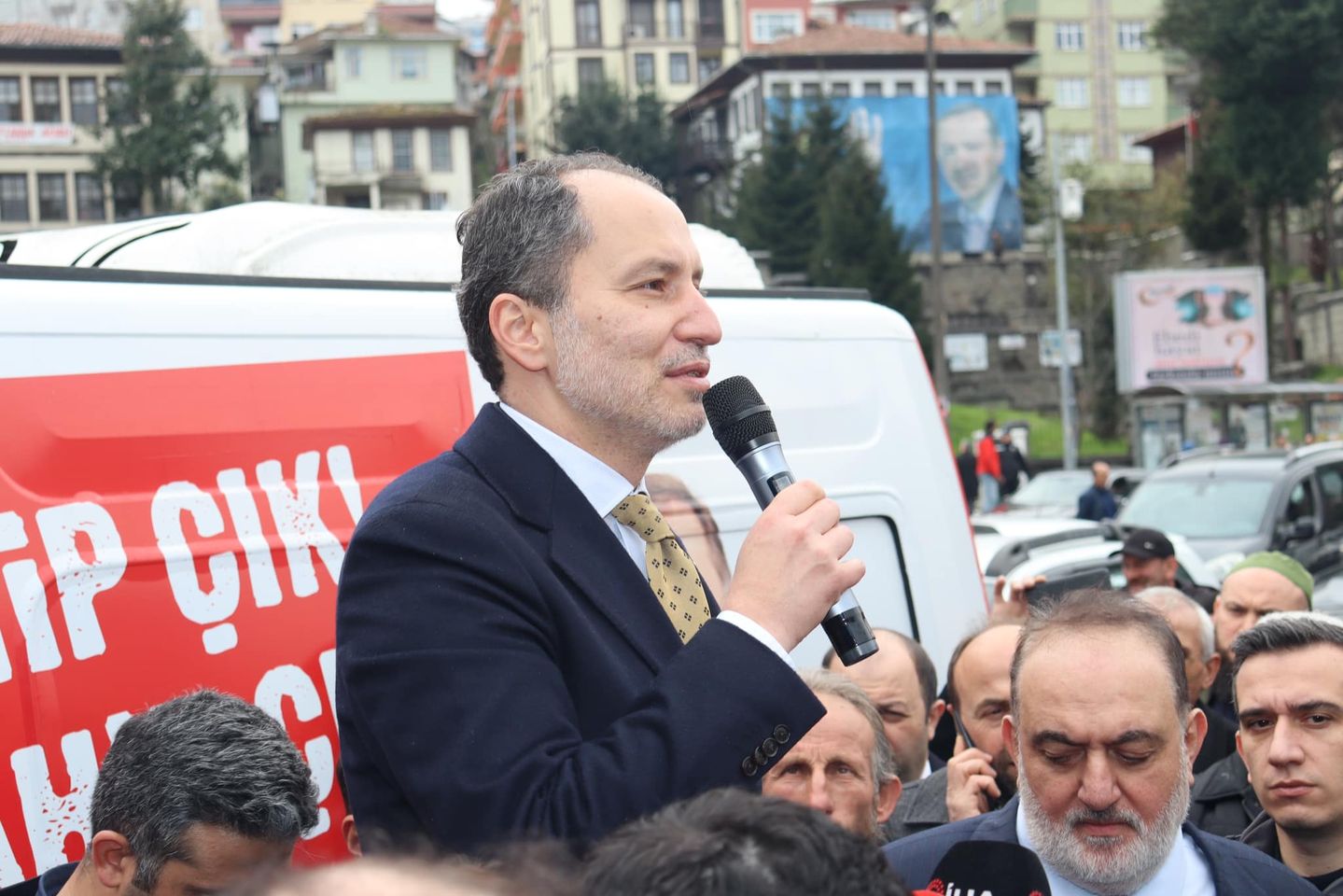 Yeniden Refah Partisi Genel Başkanı, Rize'deki Şeyh Camii'nde Cuma namazı sonrası parti standını ziyaret etti.