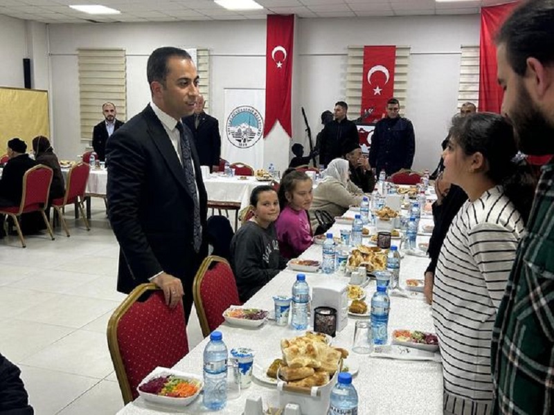 Kaymakamımız Fatih Güner, Çanakkale şehitleri ve gazileri ile iftar yemeğinde bir araya geldi.