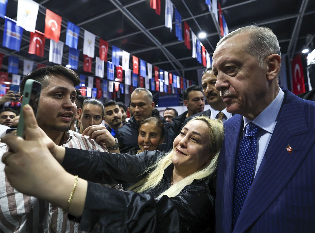 Cumhurbaşkanı Erdoğan İstanbul'da Sandık Yönetim Kurulu İftarı'na katıldı