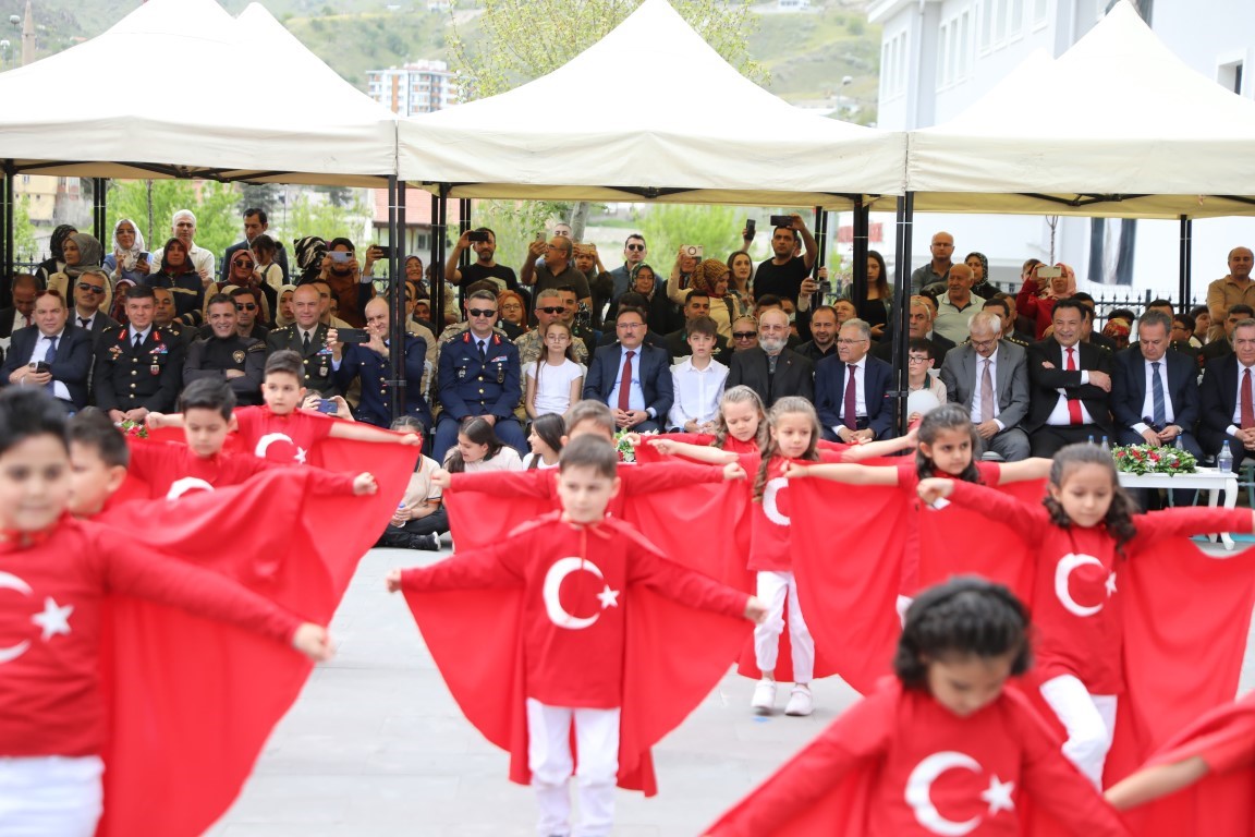 Vali Gökmen Çiçek, 23 Nisan Ulusal Egemenlik ve Çocuk Bayramı'nın coşkusunu paylaştı.