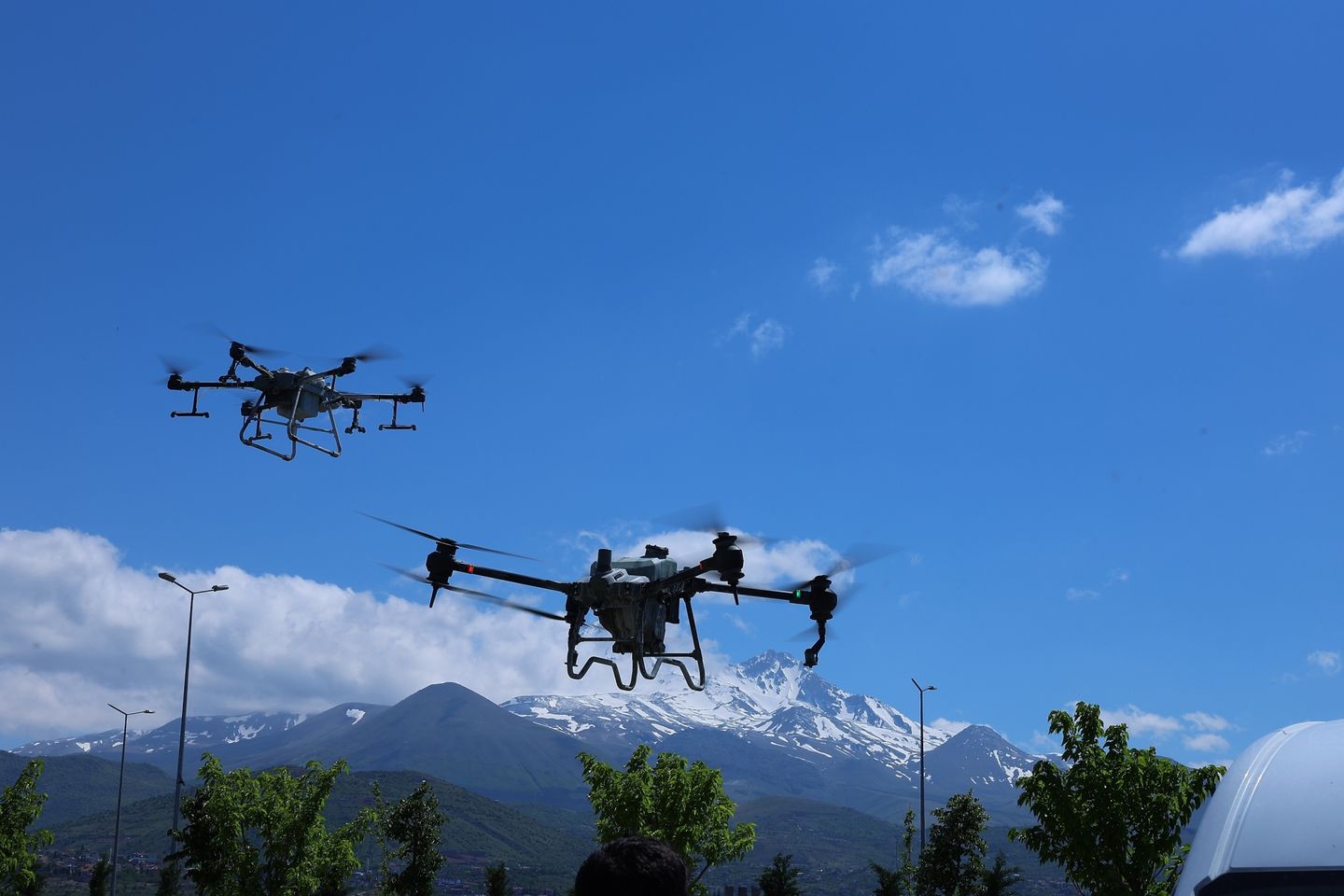 Kayseri Büyükşehir Belediyesi Park ve Mesire Alanlarında Drone ile İlaçlama Hizmeti Başlattı