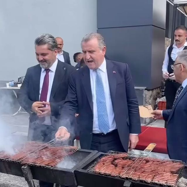 Halk Ekonomik Sıkıntılarla Mücadele Ederken, AKP’li Bakanlar Lüks İçinde Yaşıyor