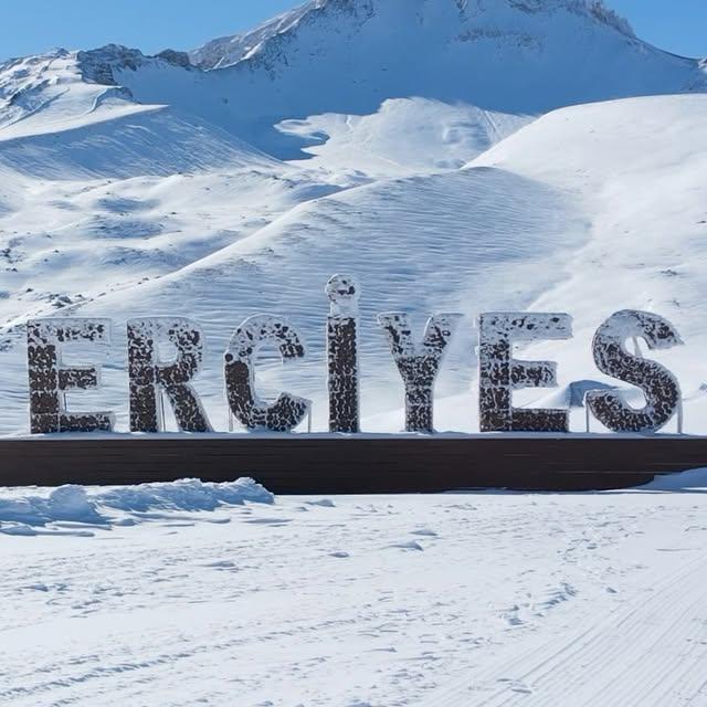 Erciyes Kayak Merkezi’nde Güneşli Soğuk Bir Gün Başladı