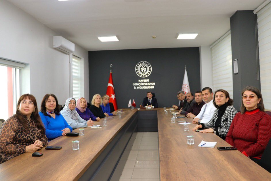 Gençlik ve Spor Bakanı Dr. Osman Aşkın Bak, Öğrenci Mesaj Sistemi ve Yurt Hizmetleri Konularında Bir Toplantı Gerçekleştirdi